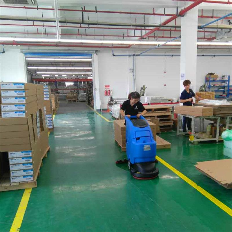 容恩R50B洗地機(jī) 工廠車間與小區(qū)車庫的清潔新幫手