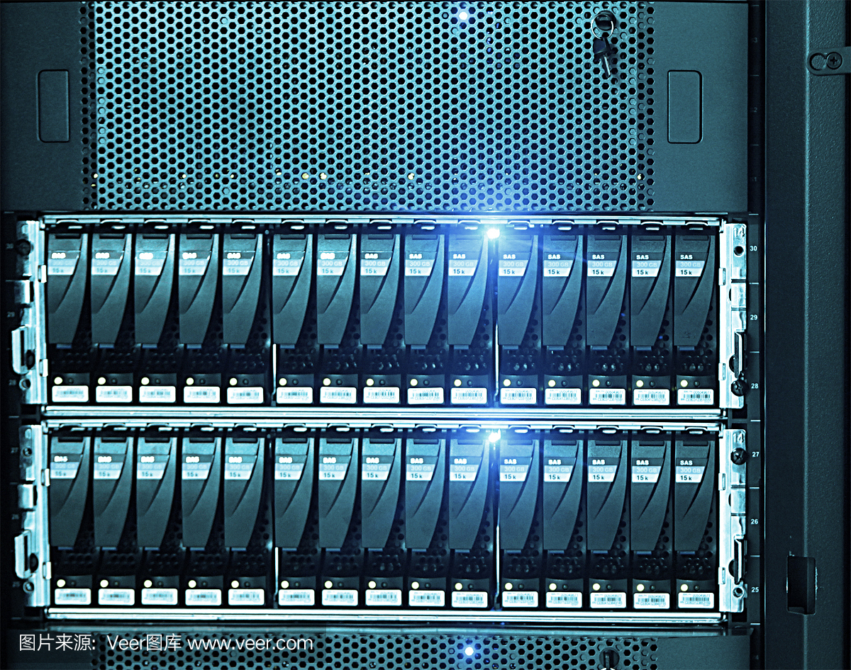 數(shù)據(jù)中心中的網(wǎng)絡(luò)服務(wù)器。