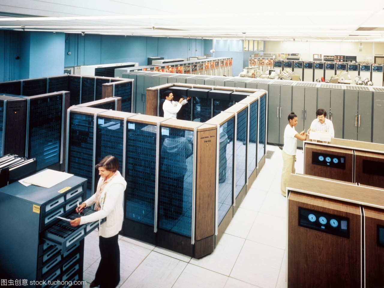 位于勞倫斯利弗莫爾國家實驗室llnl的cdc7600大型機(jī)之一。前景中的玻璃葉櫥柜擁有計算機(jī)的處理器。背景中的櫥柜是用于記錄或檢索信息,加載或保存程序的數(shù)據(jù)磁帶流。llnl有三部這樣的計算機(jī),但它們的代碼正逐漸被轉(zhuǎn)移到更強(qiáng)大的cray-1超級計算機(jī)上。在llnl的cdc和cray計算機(jī)構(gòu)成了世界上最大的研究計算機(jī)中心之一的心臟。